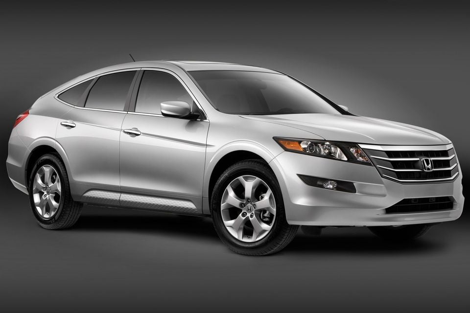 Um SUV cupê Honda Accord Crosstour prateado visto do ângulo frontal em um estúdio