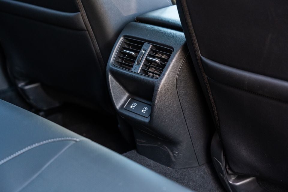Rear air vents and USB charging ports on the centre console of a Honda Civic e:HEV, with blue leather rear seats visible