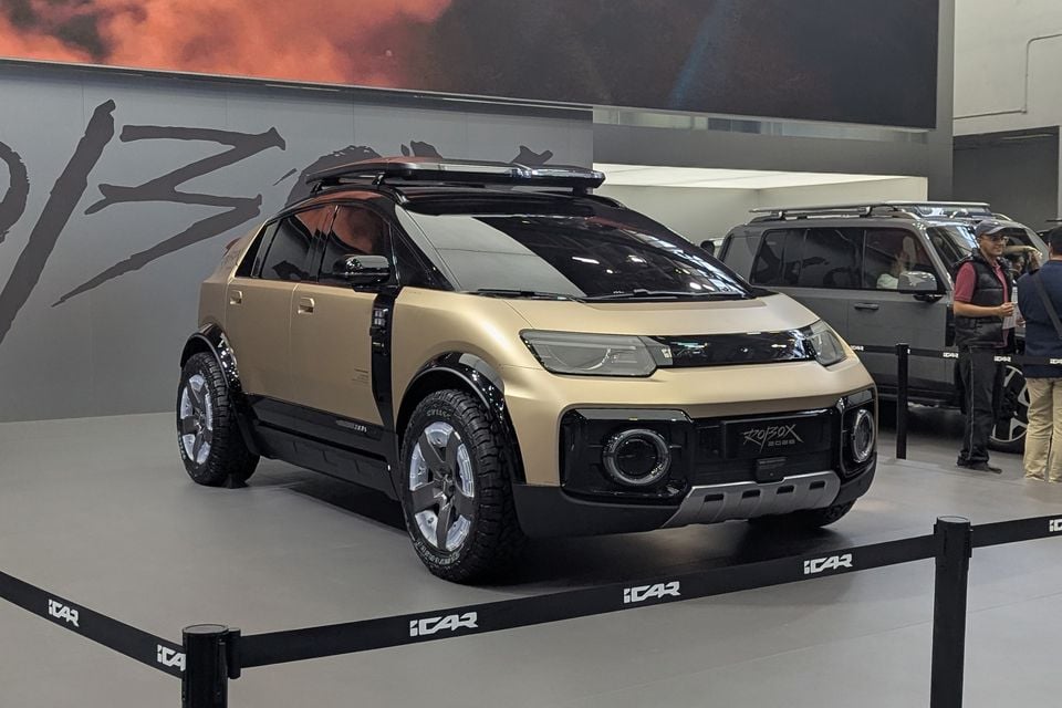 Gold iCaur Robox concept displayed at the Beijing motor show, viewed from the front three-quarter angle
