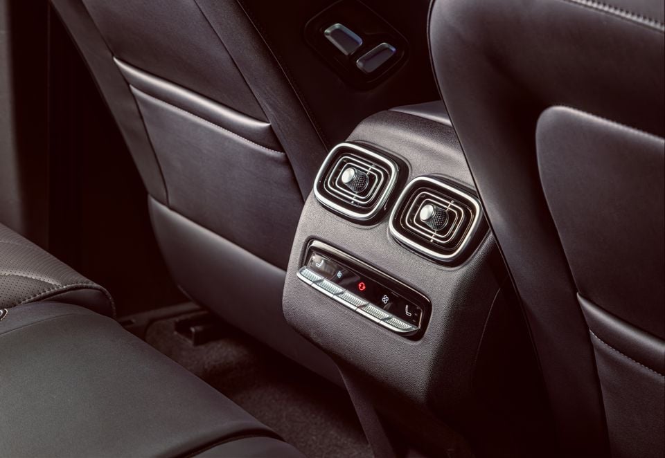 Rear climate control vents and touch controls on the centre console of a Jaecoo J8