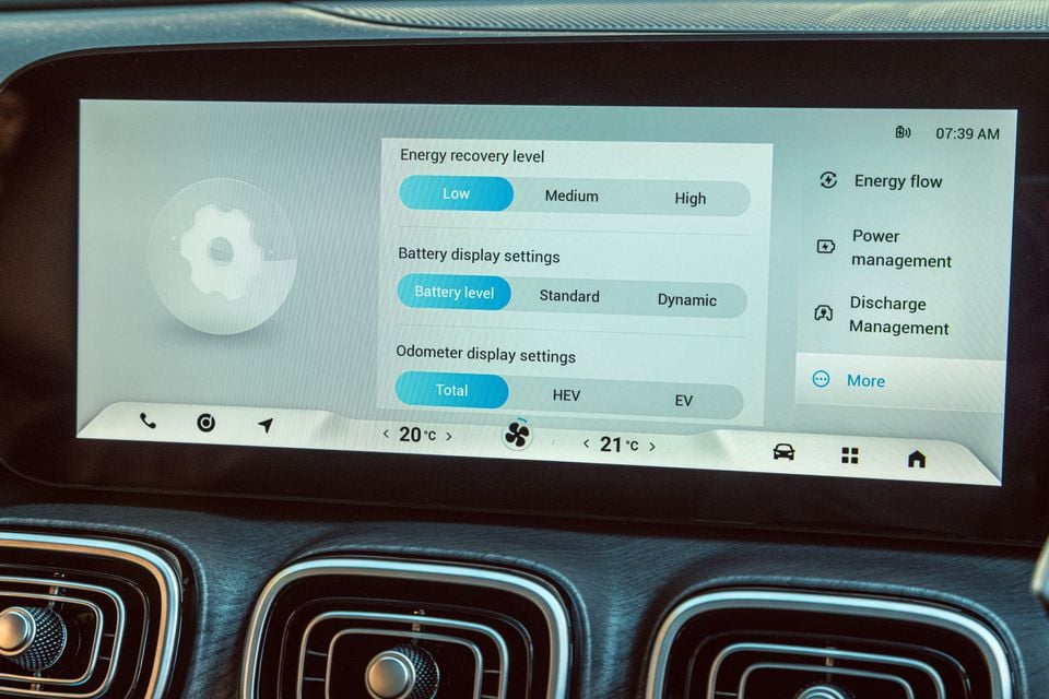 The infotainment screen of a Jaecoo J8 displaying energy recovery level, battery display settings, and odometer display settings menus