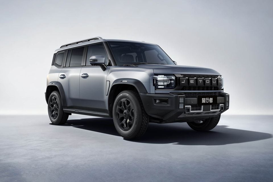 A grey Jetour T2 SUV for the Chinese market, seen from the front and side in a studio with a light grey backdrop