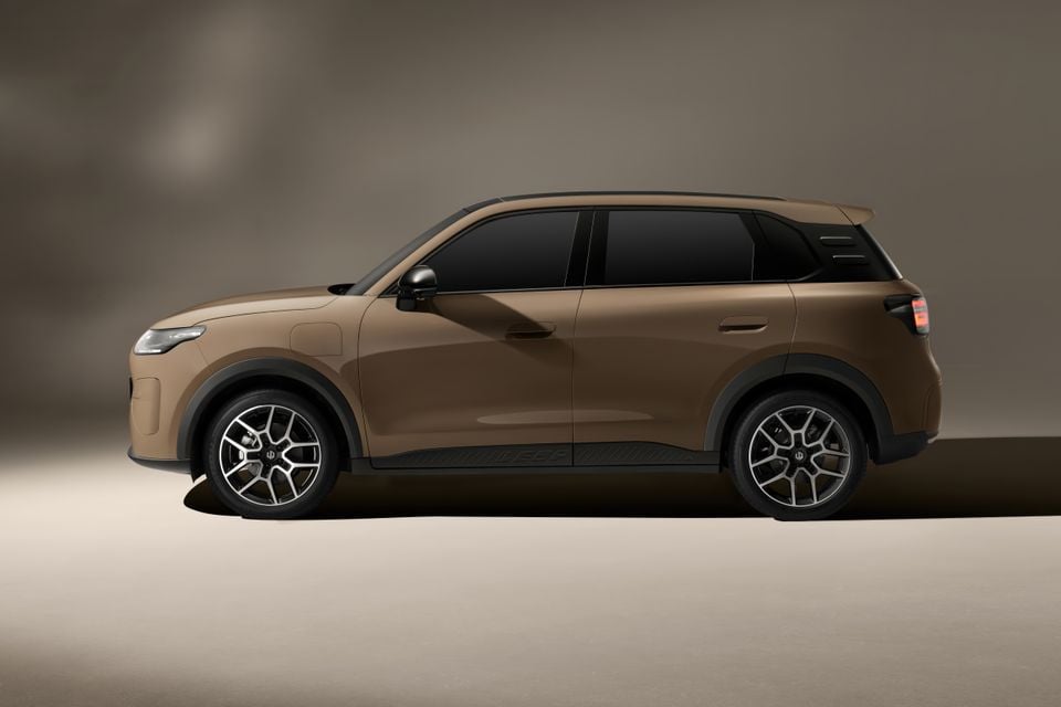 A tan/bronze Leapmotor B10 SUV seen from the side in a studio setting