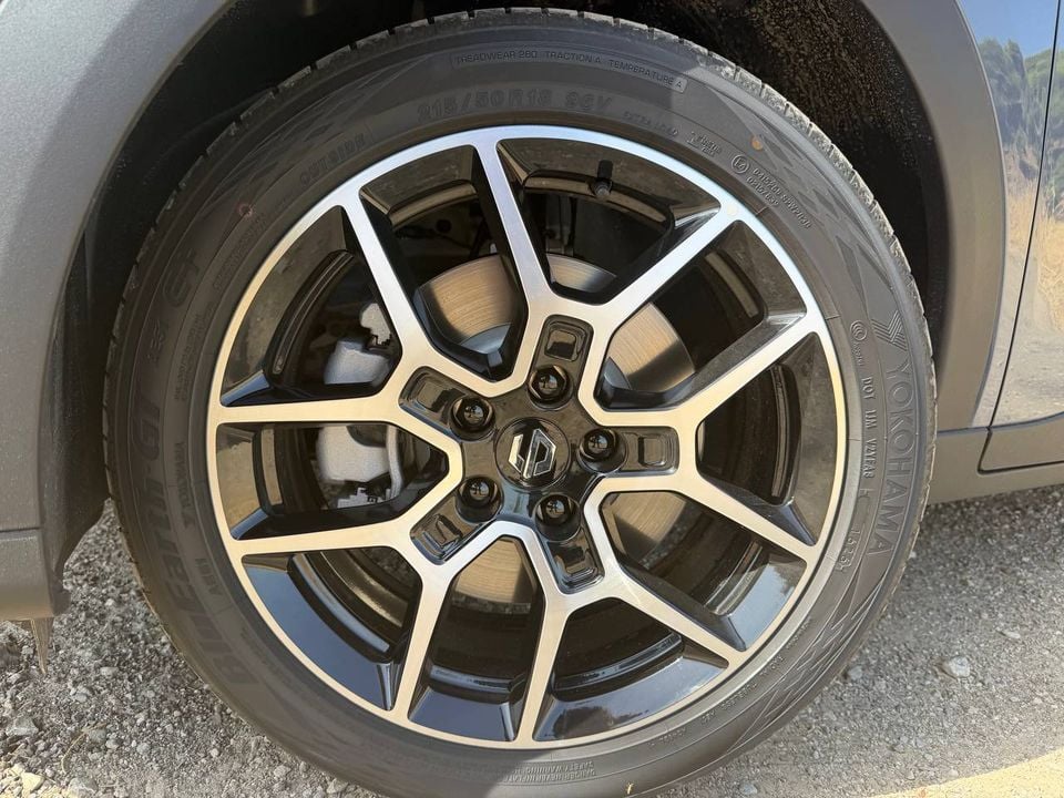 Leapmotor B03X alloy wheel and tyre detail