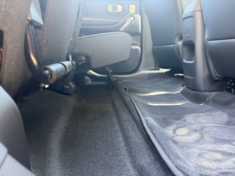 Leapmotor B03X rear footwell showing its flat floor and leg room
