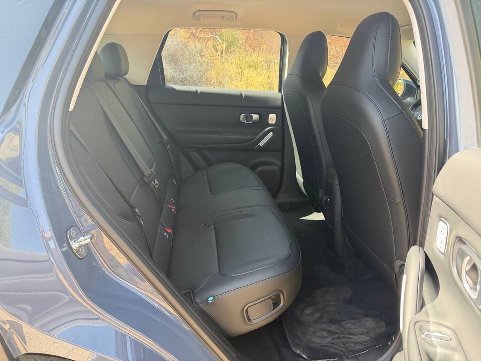 Leapmotor B03X rear-seat space viewed through the open passenger-side door
