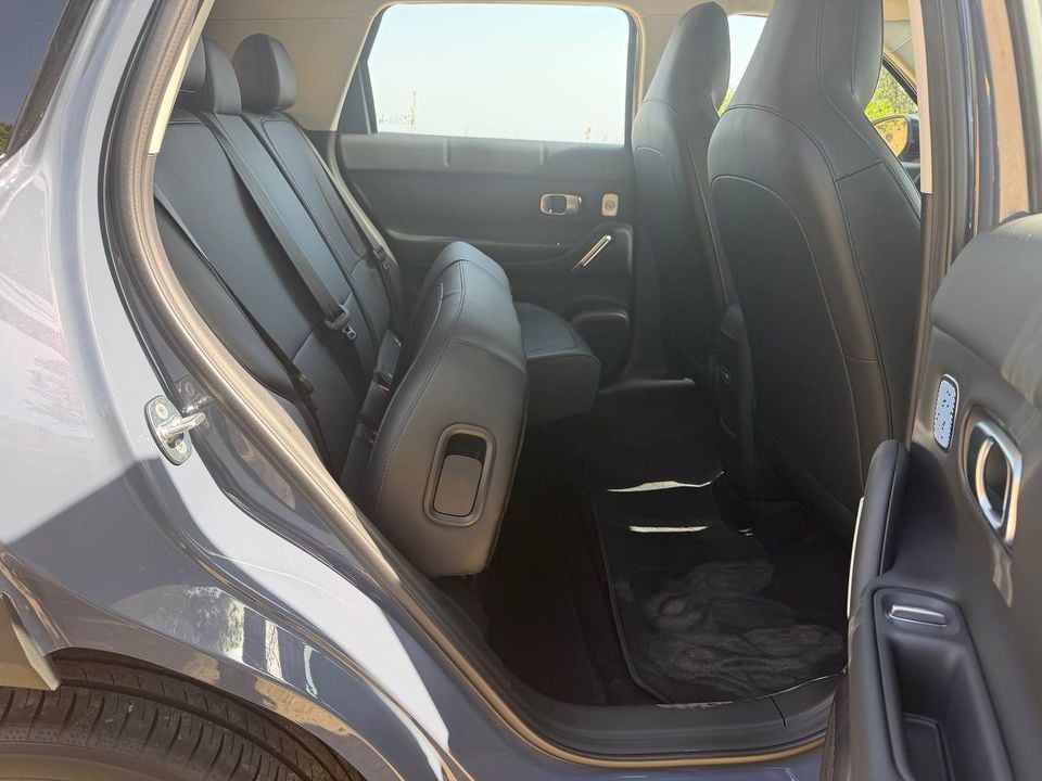 Leapmotor B03X rear-seat space and front-seat clearance viewed from the passenger side