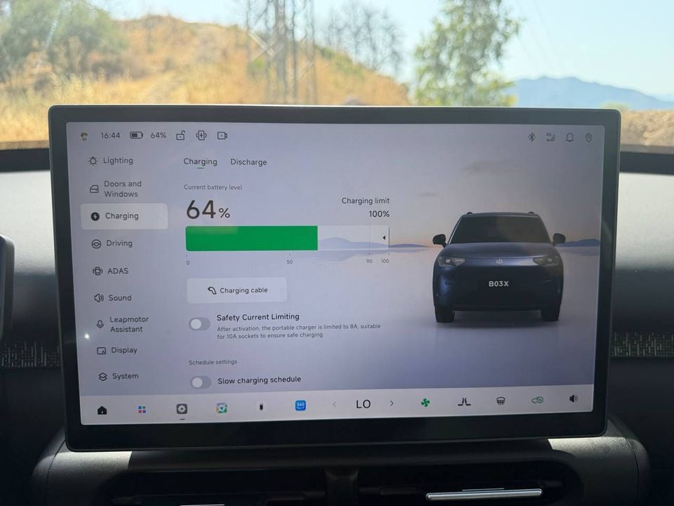 Leapmotor B03X touchscreen showing the battery charging status