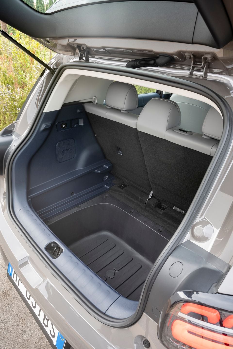 Leapmotor B03X interior boot empty