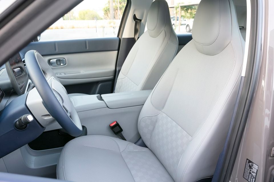 Leapmotor B03X interior front seats and console