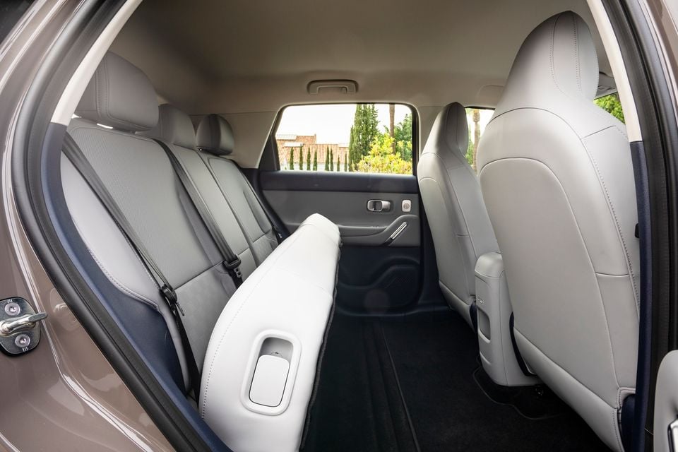 Leapmotor B03X interior rear seat armrest opening