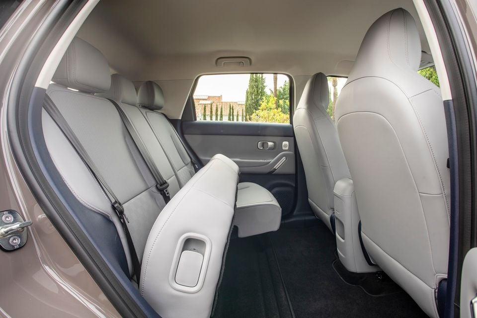 Leapmotor B03X interior rear seat armrest opening