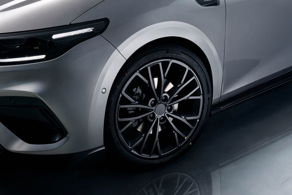 Close-up of a dark multi-spoke alloy wheel with Hankook tyre on a grey Leapmotor B05 electric hatchback