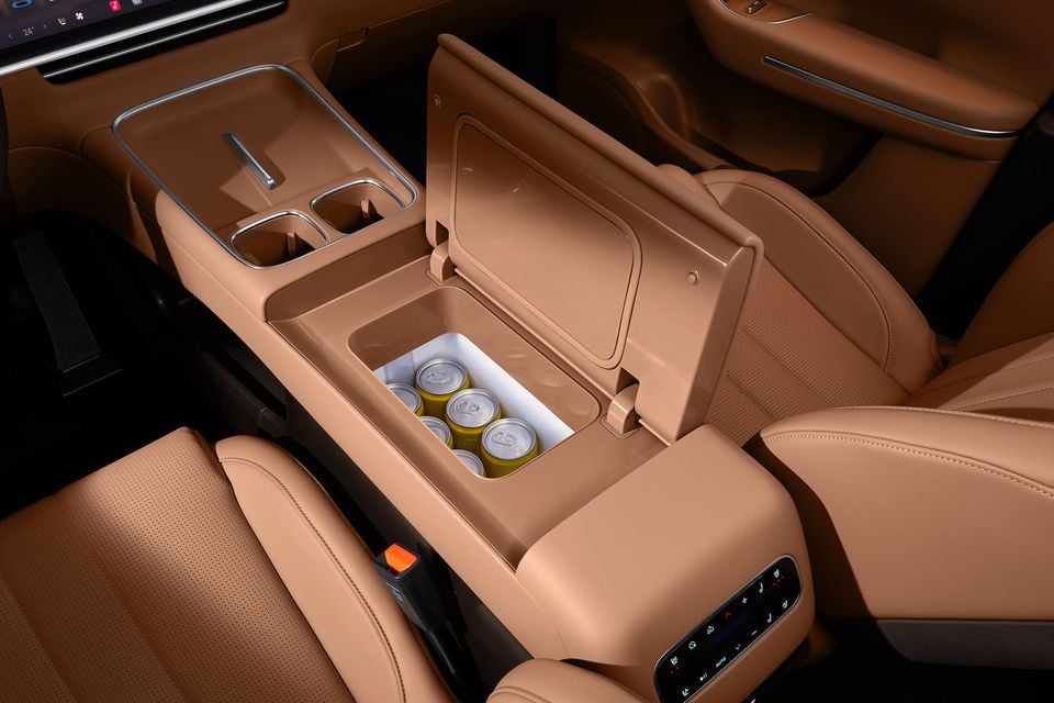 Leapmotor C16 centre console with tan leather, an open cooler box holding drink cans, cupholders and rear climate controls