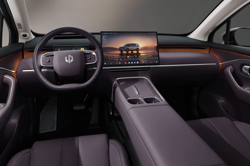 Leapmotor C16 interior with purple leather seats, steering wheel, digital instrument display and large central touchscreen