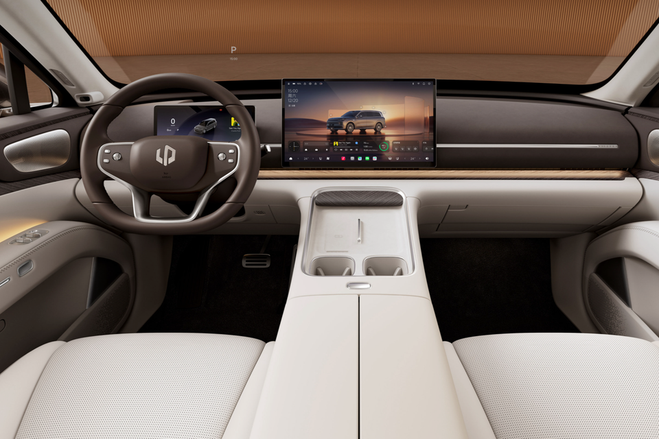 Leapmotor D19 dashboard with brown steering wheel, digital driver display, large central touchscreen and cream leather front seats