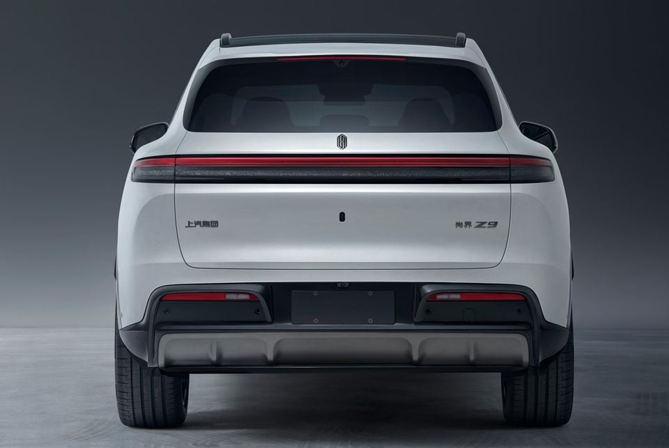 A white SAIC Z9 SUV seen from directly behind in a studio, showing its full-width light bar and rear bumper